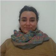 Profesora de sociales imparte clases a niños y adolescentes